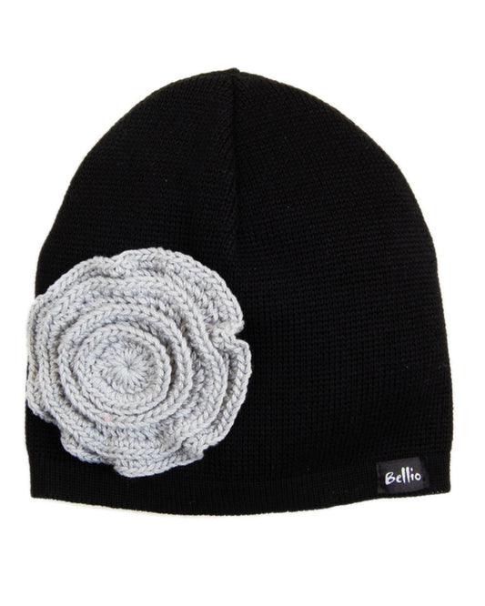 Schwarze Strickmütze mit silbergrauer Häkelblume