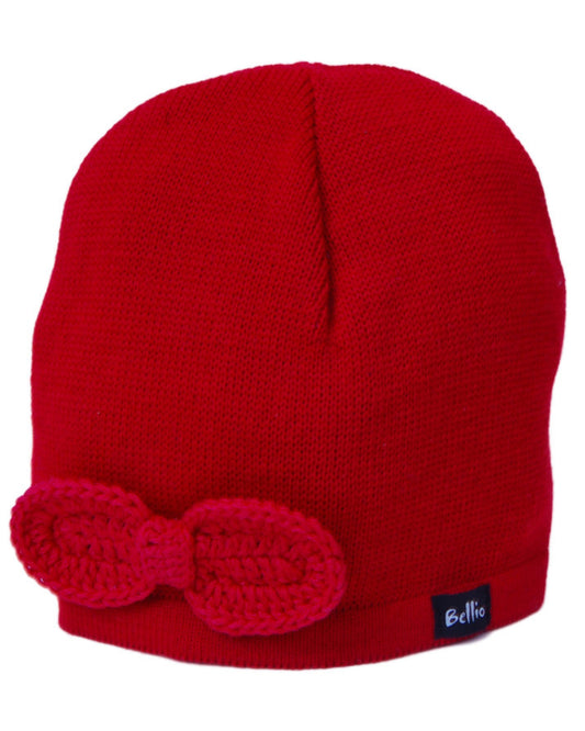 Rote Strickmütze mit Strickschleife