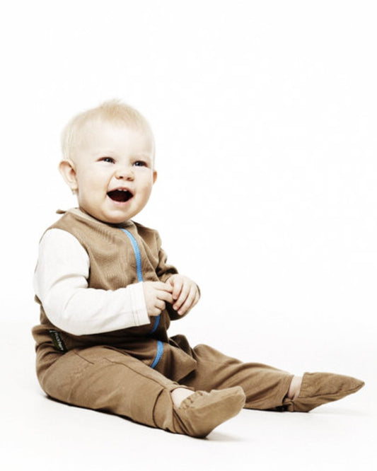 Lachendes Baby in Overall aus Bambusviskose in braun