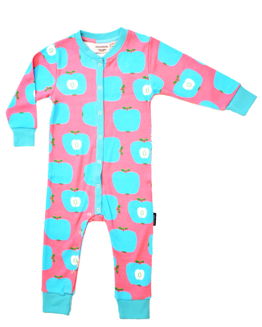 Schlafanzug Einteiler in Pink mit hellblauen großen Äpfeln aus Biobaumwolle von moromini