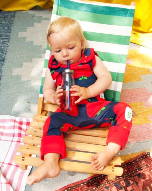 Kind im Liegestuhl mit Babystrampler von moromini aus Biobaumwolle 