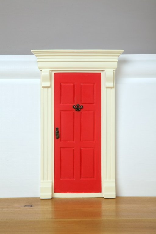 Rote Tür an Fußbodenleiste