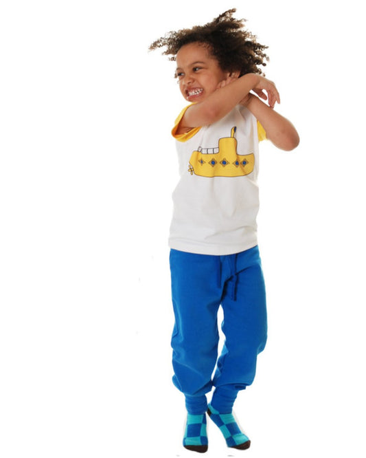 Kind mit blauer Sweathose und T-Shirt aus Biobaumwolle von DUNS Sweden