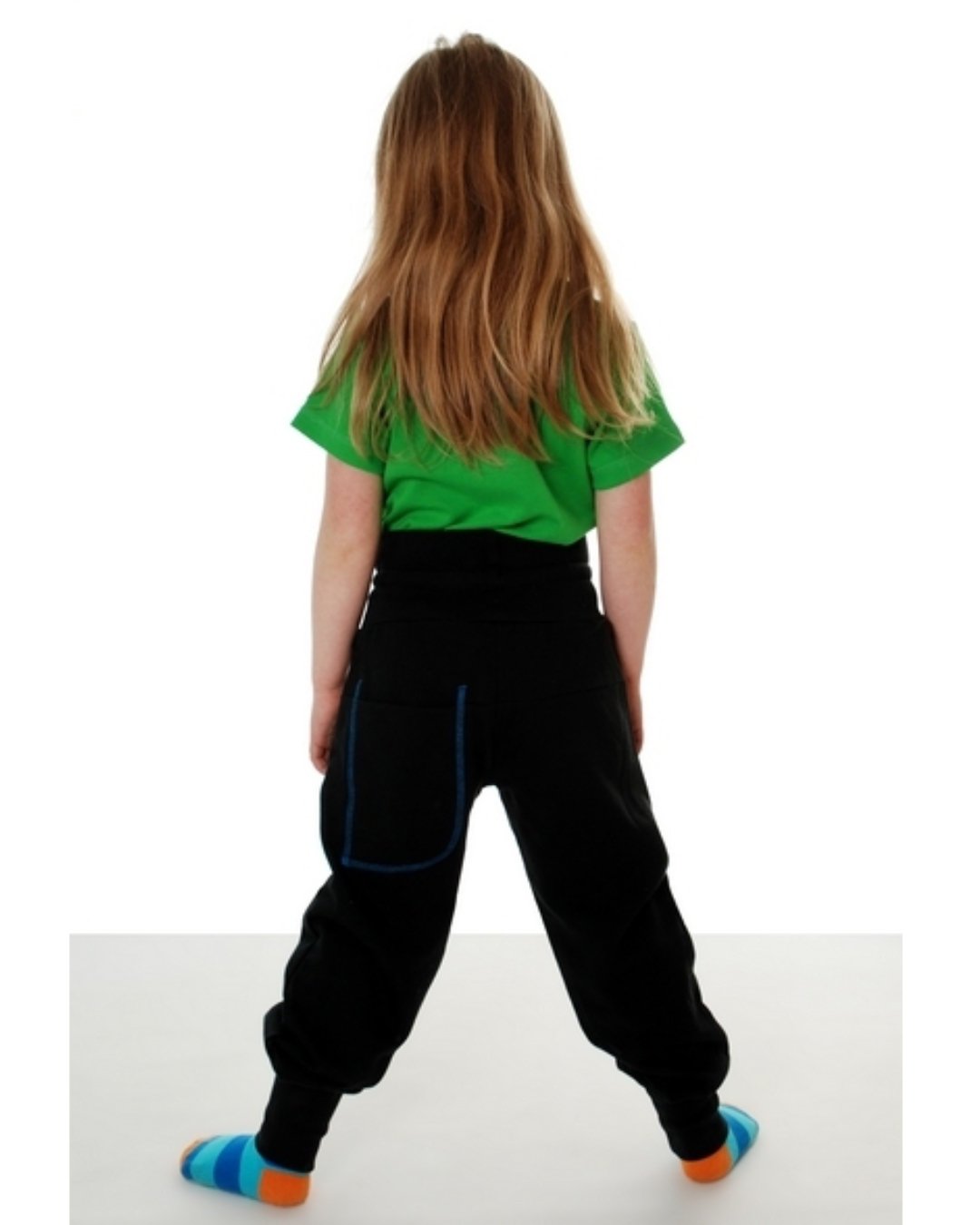  schwarzer Sweathose und grünem T-Shirt von DUNS Sweden aus Biobaumwolle