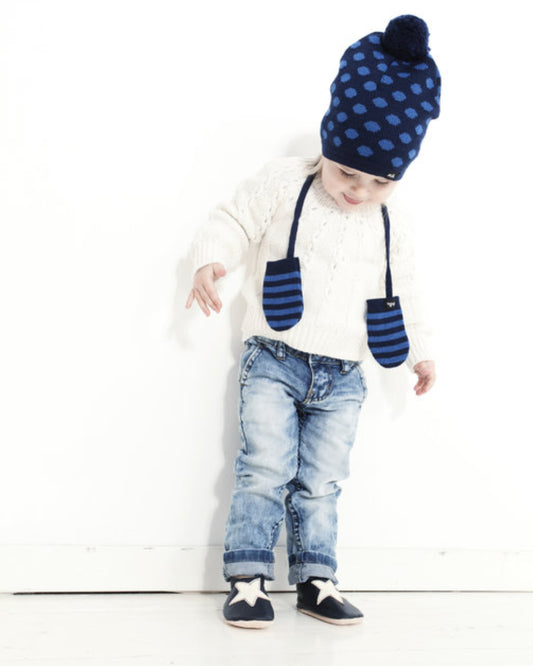 Kind mit Strick-Set Mütze und Handschuhe