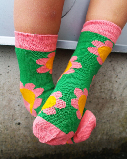 Socken PERFECT LAWN in grün mit Blumen von moromini aus Biobaumwolle 
