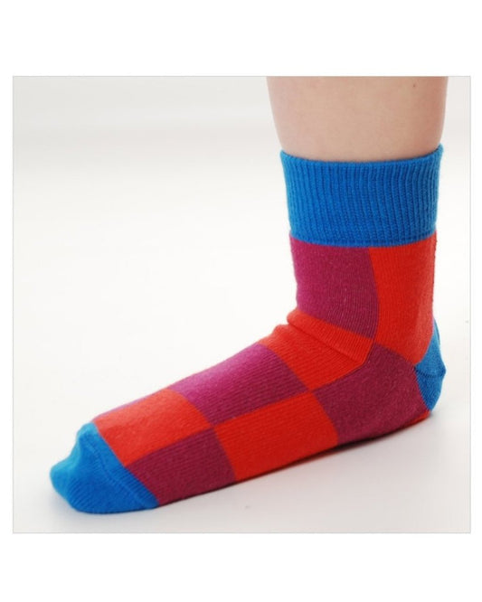 Rot, weinrot gekachelte Söckchen aus Biobaumwolle von DUNS Sweden