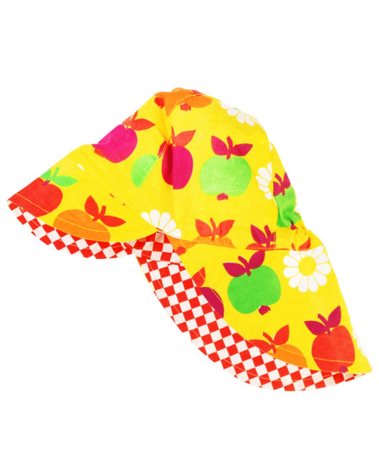 Gelber Sonnenhut mit Äpfeln mit Schirm und Sonnenschutz im Nacken aus Biobaumwolle von DUNS Sweden