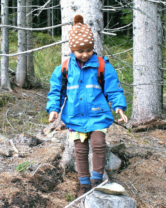 Kind mit Strickmütze in braun mit weißen tupfen-bio