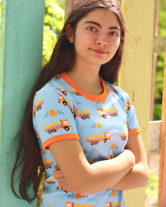 Junge Frau mit Damen T-Shirt HONK von moromini aus Biobaumwolle