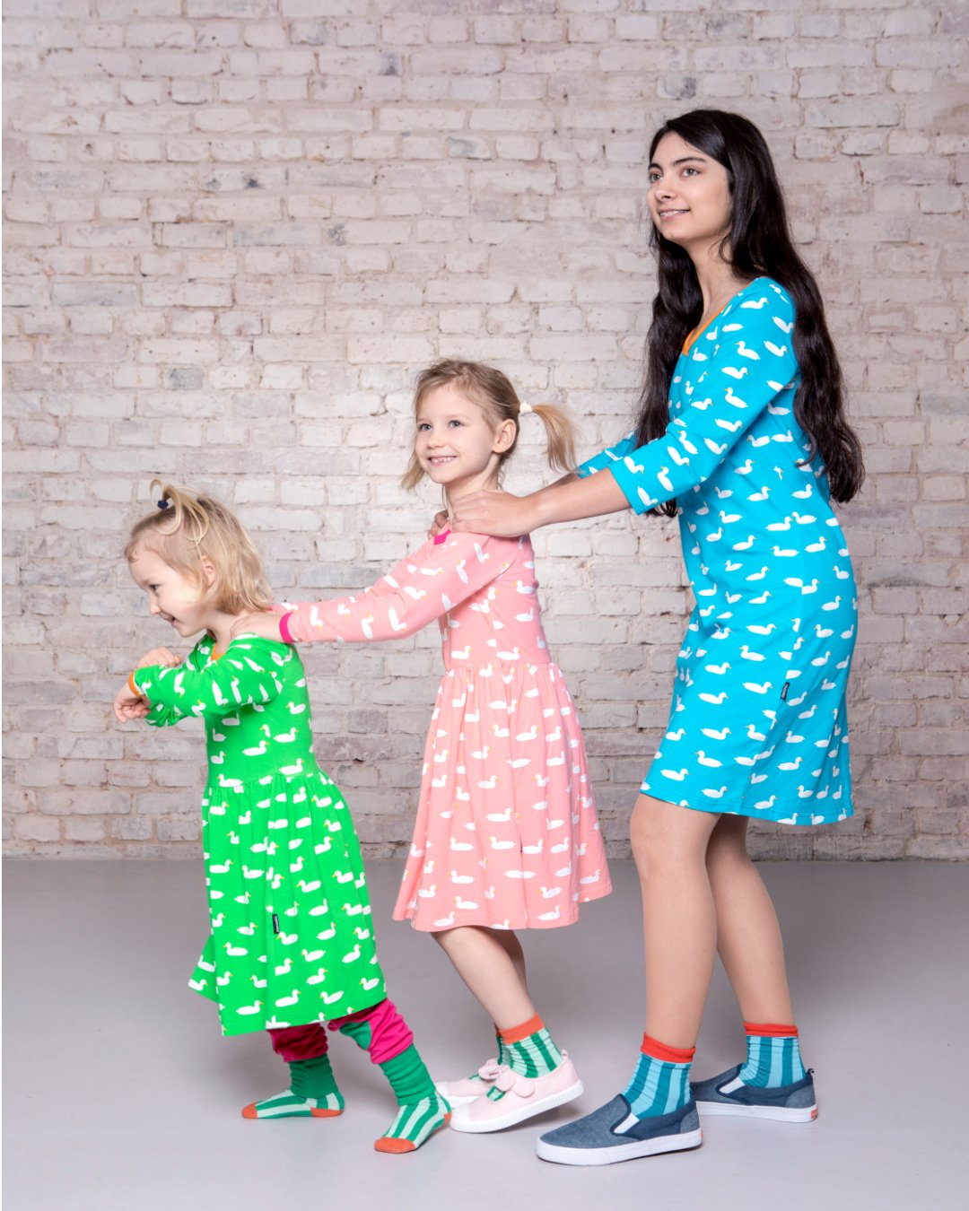 Kinder mit Enten Kleider Kollektion von moromini aus Biobaumwolle in grün, rosa & blau