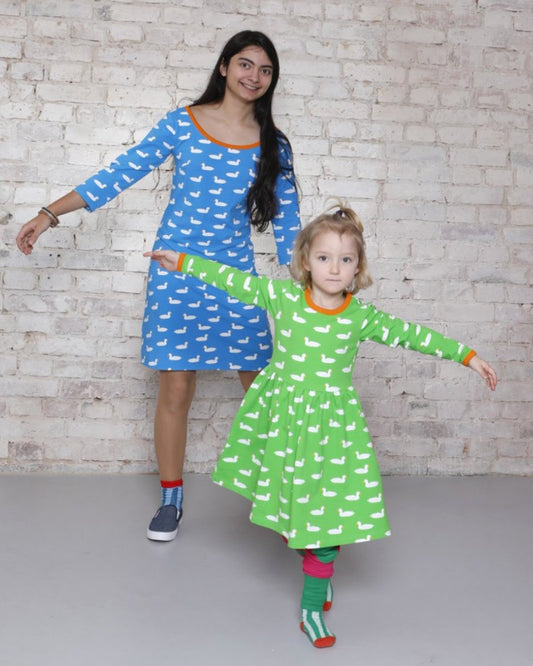 Kleider in blau und grün mit Enten Motiv aus Biobaumwolle von moromini 