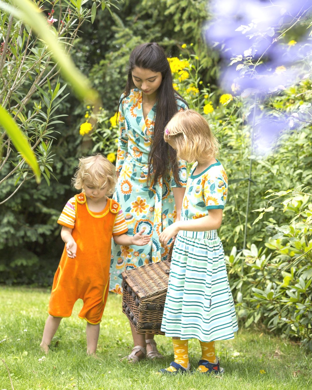 Kinder mit bunter Kleidung von moromini im Garten aus Biobaumwolle 